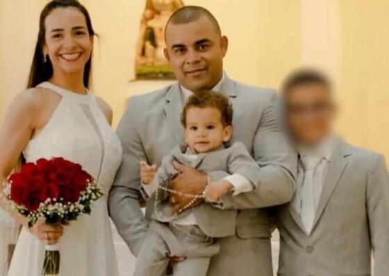 Um adolescente de 14 anos é acusado de dopar os pais e o irmão caçula, de apenas 4 anos, e em seguida matá-los a tiros enquanto dormiam.