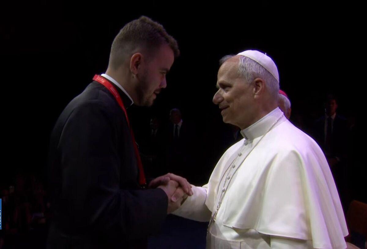 Seminarista de Cuiabá saúda Papa Leão e recebe conselho do Pontífice