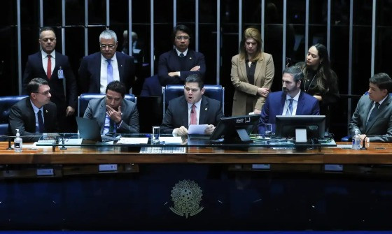 O projeto de lei complementar foi aprovado com 41 votos favoráveis contra 33 contrários. 