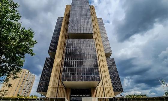 De acordo com o BC, em maio, os juros médios dos cartões de crédito rotativo chegaram a 449,9% ao ano