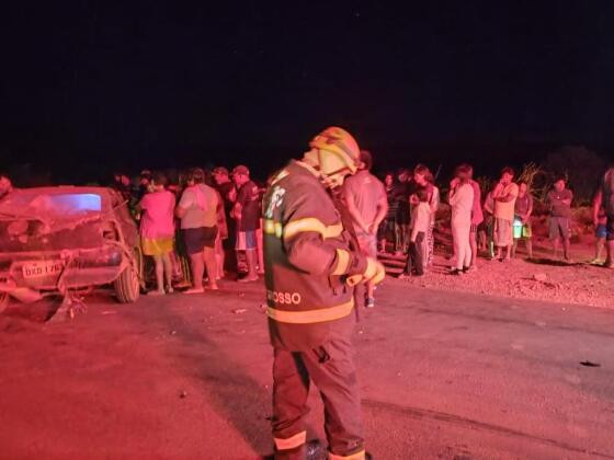 Bombeiros trabalharam no resgate de vítimas presas às ferragens após colisão na BR-070