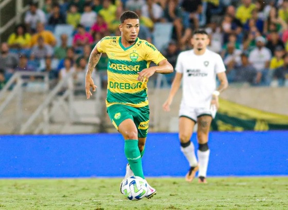 Denilson em Cuiabá x Botafogo na Arena Pantanal