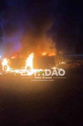 Carro incendiado