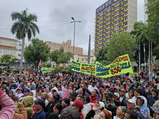 Protesto das famílias do Contorno Leste em frente à prefeitura