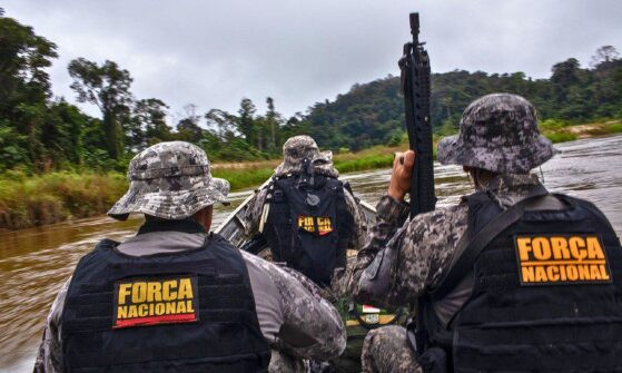 Agentes da Força Nacional patrulham o Rio Couto Magalhães em embarcação tática durante ação de combate ao garimpo ilegal