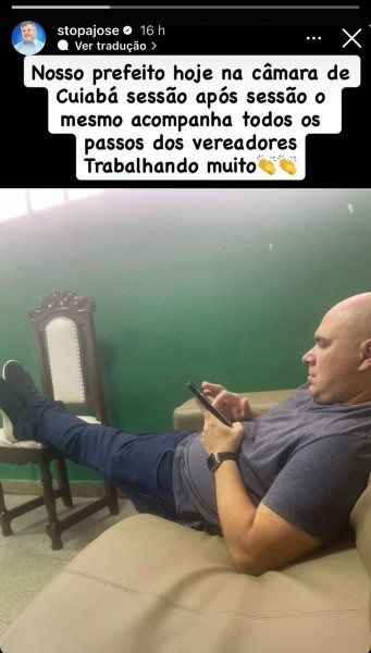 Stopa publica foto do prefeito Abilio deitado na Câmara Municipal de Cuiabá.