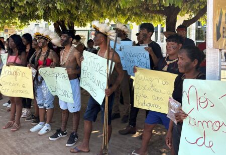 Indígenas protestam em apoio a prefeito cassado e cobram respeito ao voto