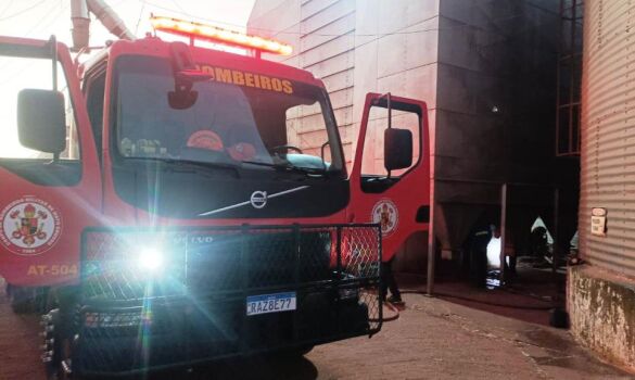 Corpo de Bombeiros extingue incêndio em silo de cereais