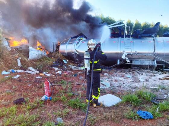 Corpo de Bombeiros combate incêndio após colisão