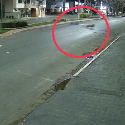Motociclista deslizou por vários metros no asfalto após a queda