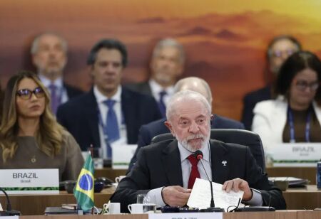 FMI e Banco Mundial financiam países ricos, critica Lula no Brics