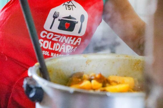 Preparo de refeição na Cozinha Solidária no Sol Nascente, região administrativa do Distrito Federal