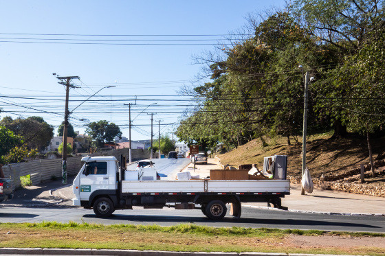 Equipe da Limpurb realiza coleta de materiais inservíveis durante a Operação Cata-treco em bairros de Cuiabá