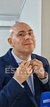 “Nem só de terno vive um prefeito... e a camisa cinza segue firme.”
