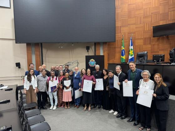LÍRICA, CRÍTICA E SOLAR