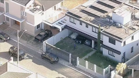 Agentes apreenderam valores em dólar e documentos durante a operação.