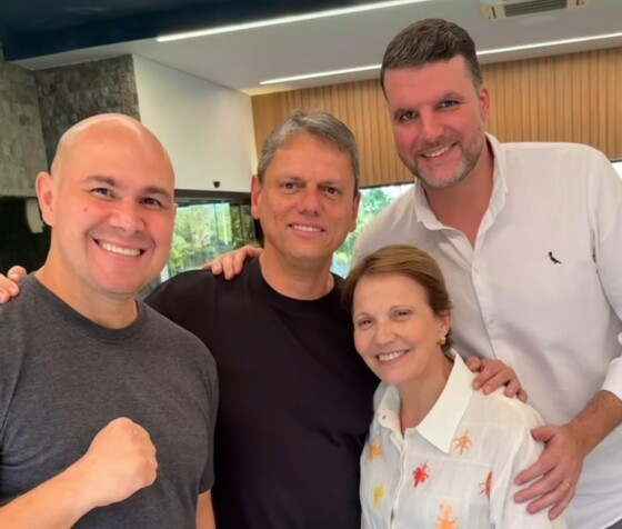 Tarcísio de Freitas, Tereza Cristina e Pedro Lupion desembarcam em Cuiabá para prestigiar casamento da filha de Cidinho Santos