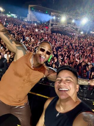 A força do público e da internet levou Monge ao palco com o gigante Léo Santana!
