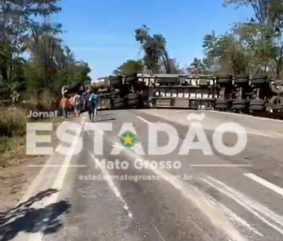 Caminhão tombado
