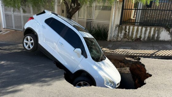 Carro engolido 
