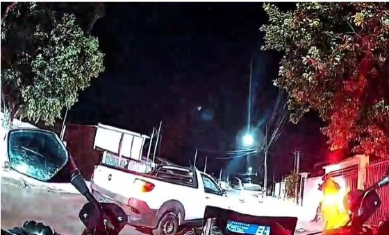 Jovem foi abordado após não parar em bloqueio policial, diz boletim.