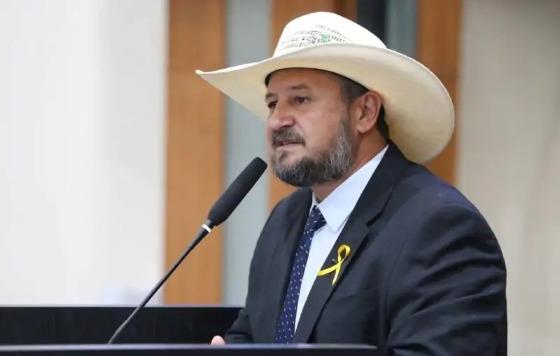 Deputado Gilberto Catani mostra vídeo com falas de Wellington Fagundes durante pronunciamento em defesa de Eduardo Bolsonaro.