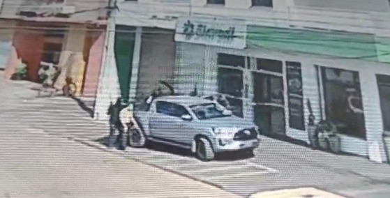 'Cangaceiros' assaltam agência do Sicredi no interior e fazem vítimas de escudo humano