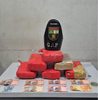Com o suspeito, foram encontrados seis tabletes de maconha e uma quantia de dinheiro boliviano.