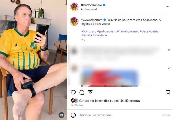 Flávio Bolsonaro postou imagem do pai, de casa, falando ao telefone com ele no ato em Copacabana
