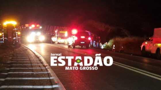 Equipes de resgate trabalham no local da tragédia que chocou a BR-364.