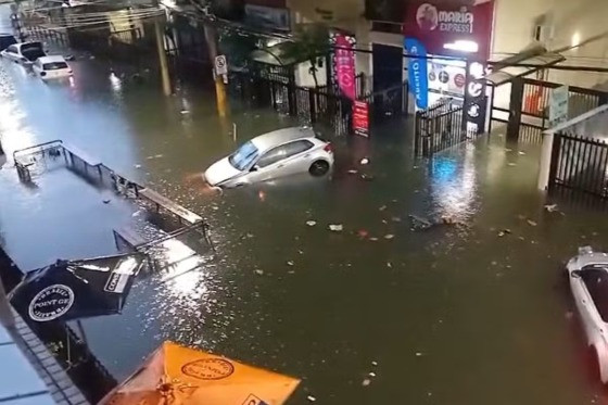Carros ficaram debaixo d'água no bairro Aparecida, em Santos, SP. 
