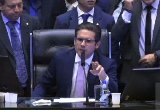 "Não vai ser na agressão": Presidente da Câmara, Hugo Motta, pede calma e ordem para retomar trabalhos