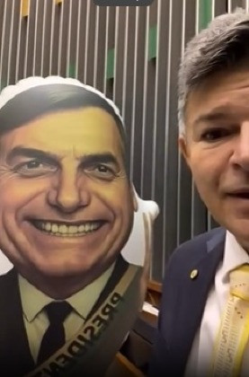 A performance do senador José Medeiros misturou sátira e política em uma crítica direcionada ao ministro Alexandre de Moraes.