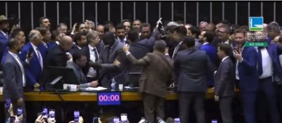 Deputados se mobilizaram no plenário para impedir o início dos trabalhos, causando um impasse.