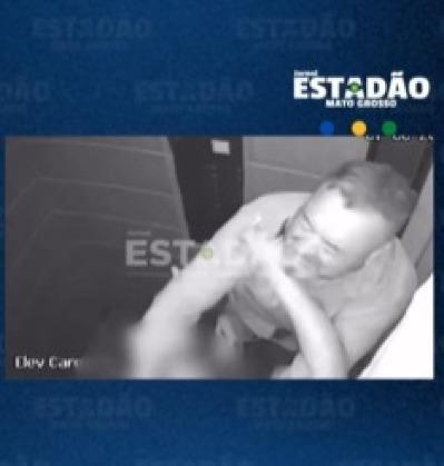 O crime acontece dentro do elevador e em frente as câmeras