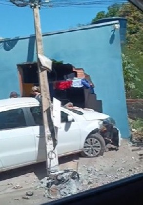 Carro invade casa em acidente na região do Dr. Fábio