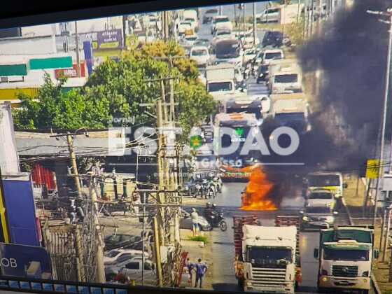 Veículo pega fogo na Avenida Fernando Corrêa da Costa nesta terça-feira, 12 de agosto.