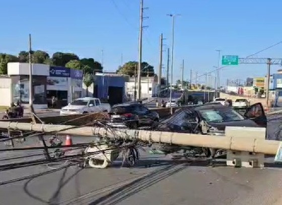 Poste quebrado após colisão na Avenida Miguel Sutil.